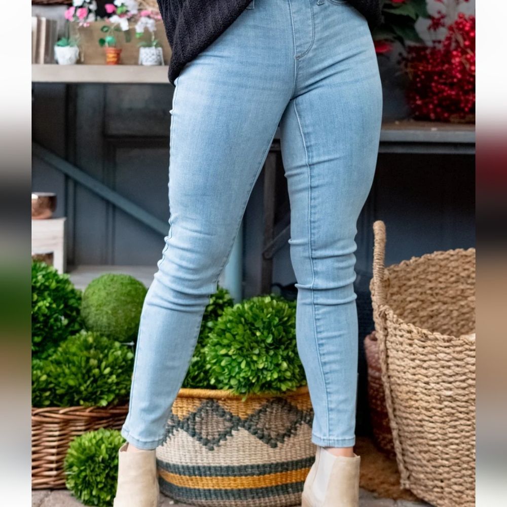 Judy Blue NWT Pull On Mid Rise Skinny Fit Jeggings Light Wash NEW